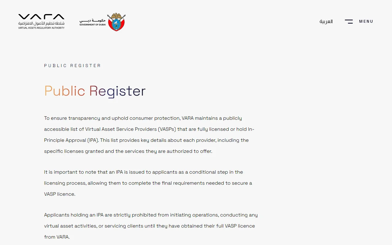لقطة من صفحة السجل العام لسلطة تنظيم الأصول الافتراضية في دبي توضح أن القائمة تضم مرخَّصين بالكامل وحاملي موافقة مبدئية وأن هؤلاء ممنوعون من مزاولة النشاط